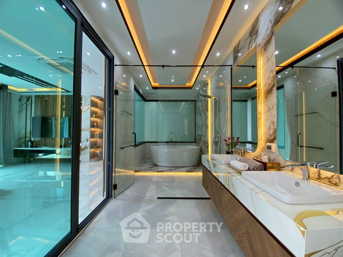 picture 5-BR Villa close to Pattaya (ID 2182145) - 16/40