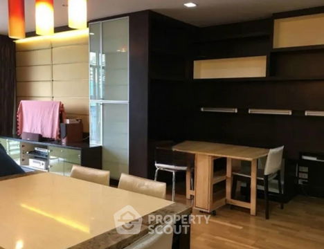 คอนโด 2-ห้องนอน ที่ เออร์บานา สาทร คอนโดมิเนียม ใกล้ BTS ศาลาแดง (ID 2235345)