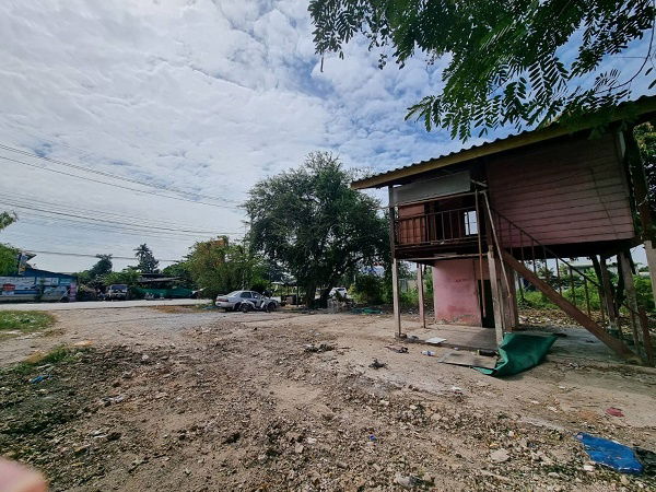 picture Land for rent with a small building on Phutthamonthon Sai 3. Land area: 542 square wah, approximately 30 meters wide. Depth: 72 meters - 3/7