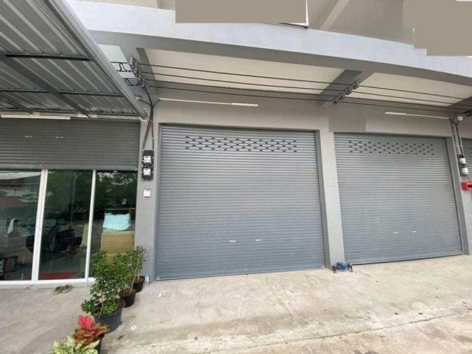 Sunflower Trilingual School 4.1km. Krarai Plaza Market 700 m. 2.5-story commercial bui