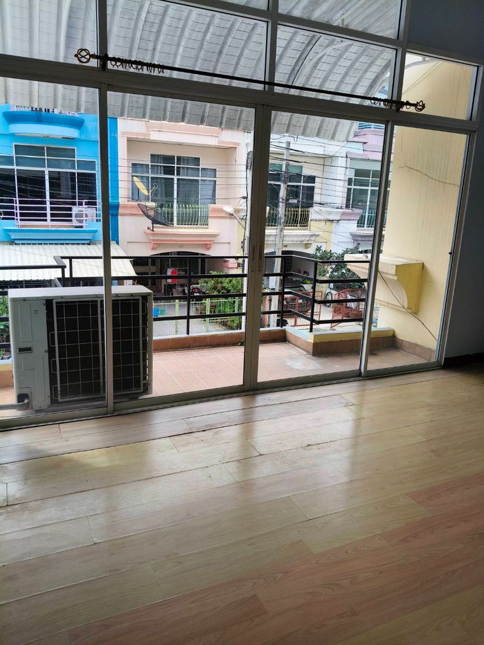 รูป ทาวโอม สามชั้น สามห้องนอนสี่ห้องน้ำ ทำเลติดรถไฟฟ้า พรีเมี่ยมเพลส 1 - รูปที่ 6/11