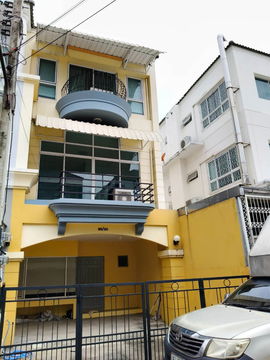 ทาวโอม สามชั้น สามห้องนอนสี่ห้องน้ำ ทำเลติดรถไฟฟ้า พรีเมี่ยมเพลส 1