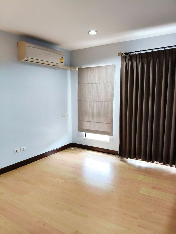 รูป ทาวโอม สามชั้น สามห้องนอนสี่ห้องน้ำ ทำเลติดรถไฟฟ้า พรีเมี่ยมเพลส 1 - รูปที่ 4/11