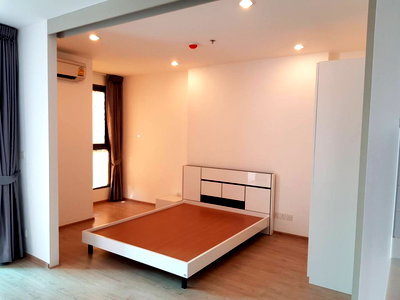 Condos for sale : Ideo Q Chula Samyan【𝐒𝐄𝐋𝐋】🔥Bright tones combined with the right amount of furniture make the room appear larger.🔥  Contact Line ID: @hacondo