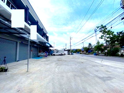 Shophouses for rent วิทยาลัยเทคนิคราชสิทธาราม : Krarai Plaza Market 700 m. Sunflower Trilingual School 4.1km. 2.5-story commercial