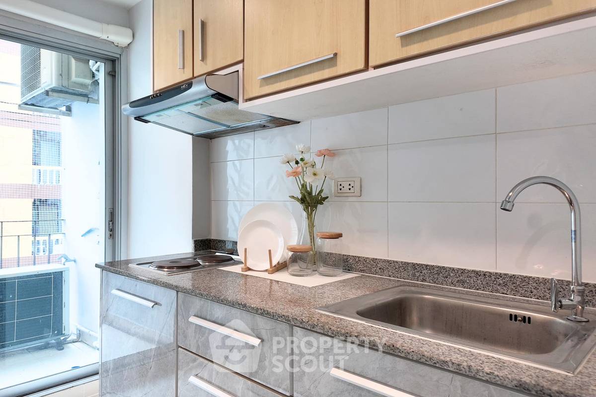 picture 2-BR Condo at Zenith Place @ Huay Kwang near MRT Huai Khwang (ID 2236953) - 3/10