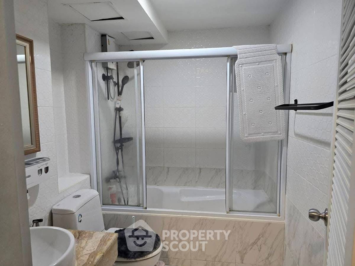 picture 1-BR Condo at Ratchada City 18 Condominium near MRT Huai Khwang (ID 2237019) - 24/24