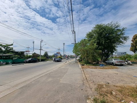 Land for rent with a small building on Phutthamonthon Sai 3. Land area: 542 square wah, approximately 30 meters wide. Depth: 72 meters