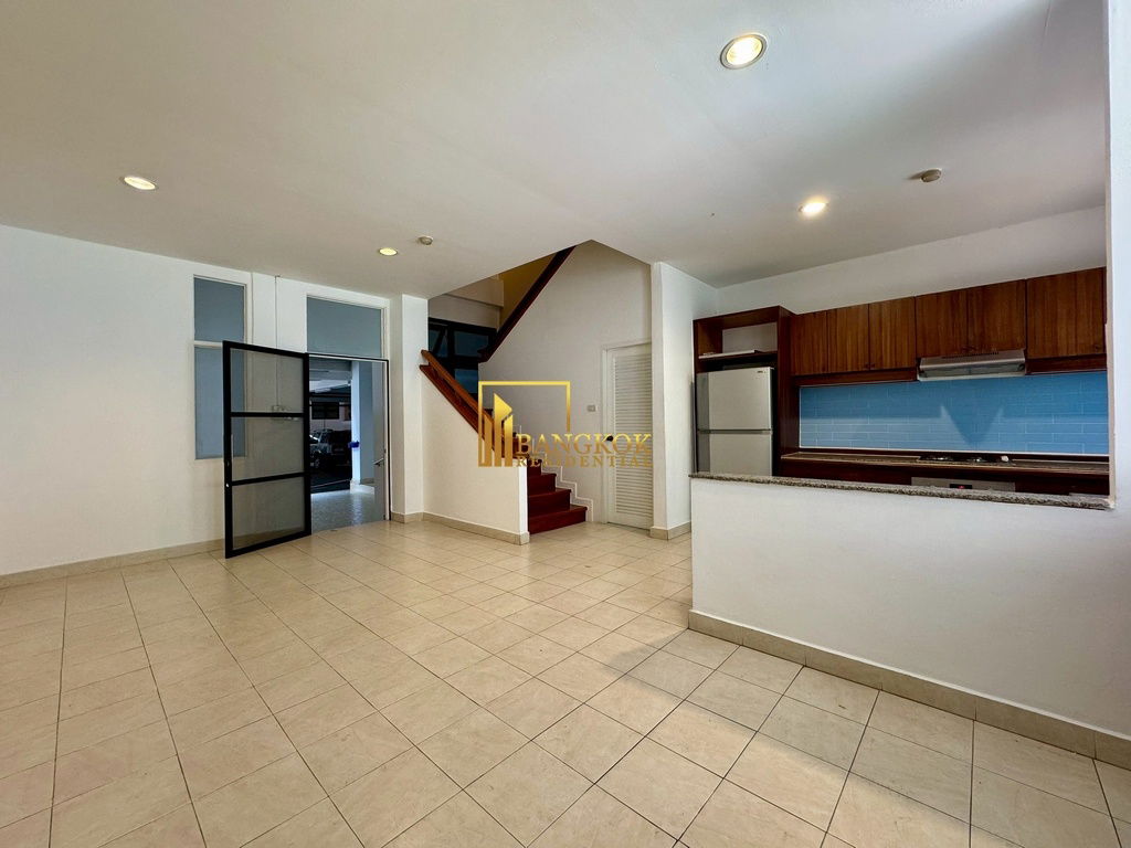 รูป Spacious 3 Bed Townhouse With Pool Access in Ekkamai Area - BR8731TH - รูปที่ 6/59