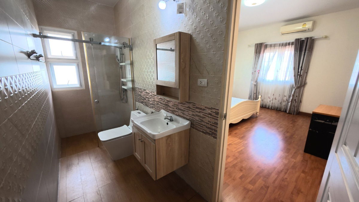 รูป Luxury Home ใกล้ชายหาดบางแสน ทำเลพรีเมียม ตกแต่งพร้อมเข้าอยู่  - รูปที่ 10/22