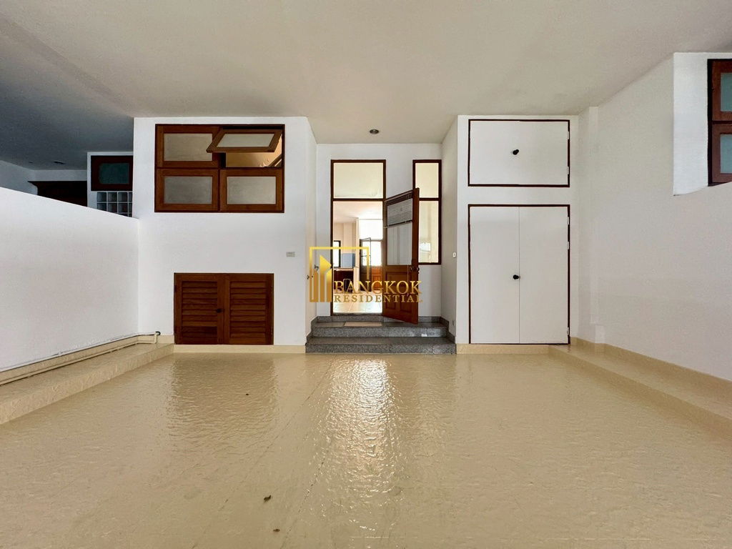 รูป Spacious 3 Bed Townhouse With Pool Access in Ekkamai Area - BR8731TH - รูปที่ 2/59