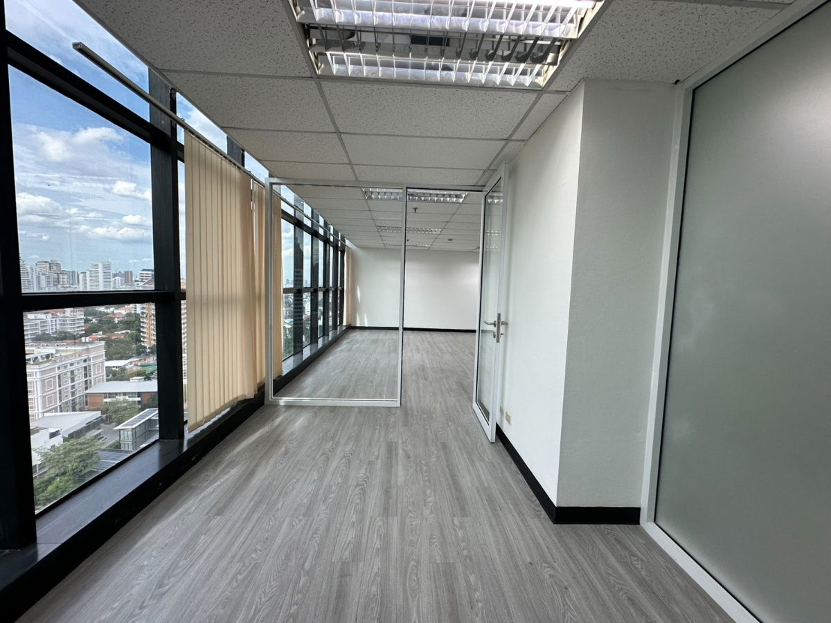 picture Bangkok Fully Fitted Office for Rent Sukhumvit Road Near BTS Ekkamai BRE25373 - 5/7