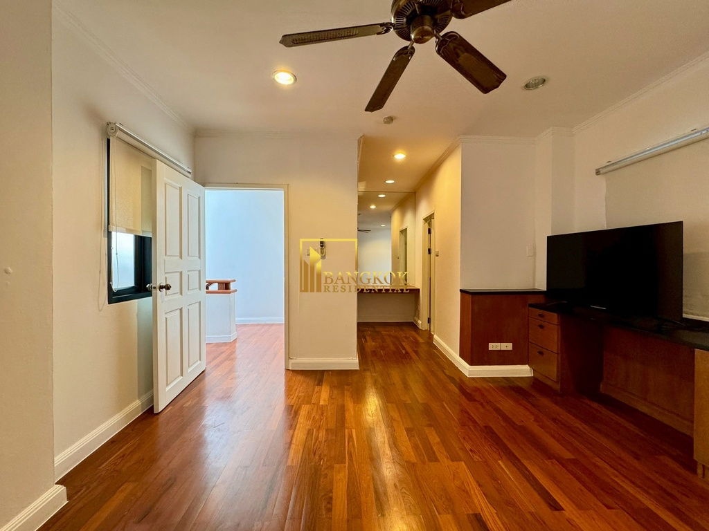 รูป Spacious 3 Bed Townhouse With Pool Access in Ekkamai Area - BR8731TH - รูปที่ 34/59
