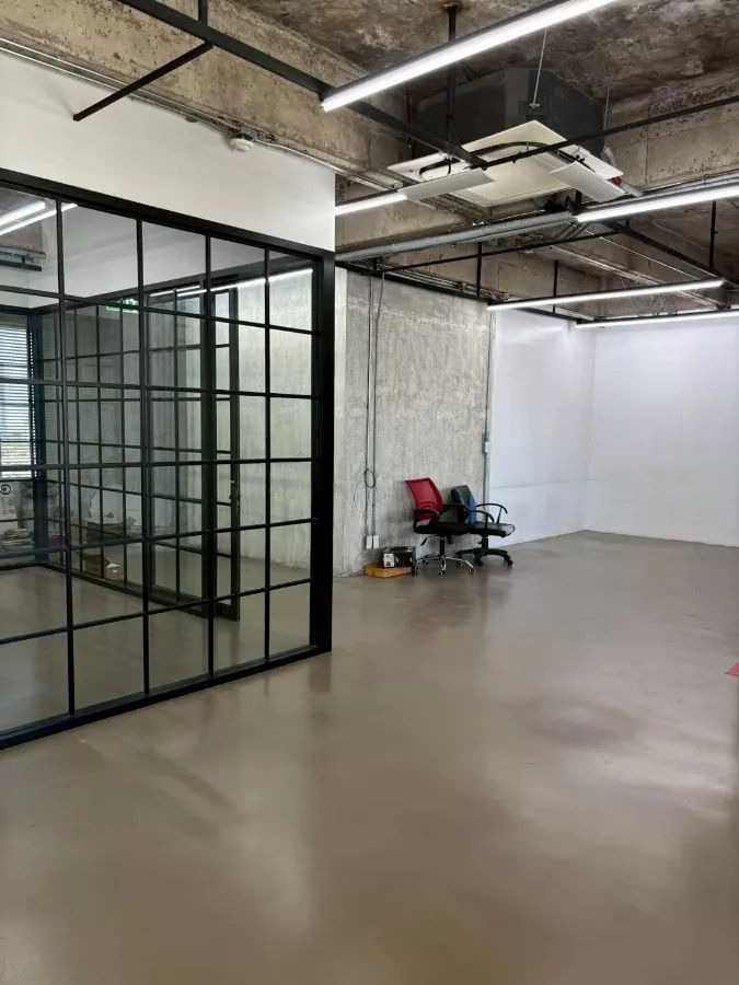 picture Bangkok Modern Office for Rent Walking Distance to Phrom Phong BTS, Sukhumvit Road BRE25380 - 4/11