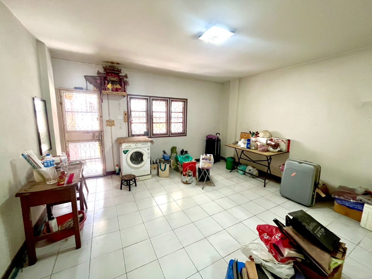 รูป โอกาสมีบ้านในฝันอยู่ทางนี้!!! ขาย ทาวน์โฮม 3 ชั้น 4 ห้องนอน ในซอยจรัญฯ75 รีโนเวทไม่เยอะ โครงสร้างแข็งแรงมาก! ทำเลดี ติดทั้งถนนจรัญฯ และถนนสิรินธร - รูปที่ 5/23