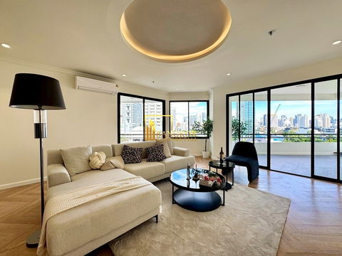 Moon Tower | Renovated 3 Bedroom Condo For Sale in Ekkamai - BR2036CD