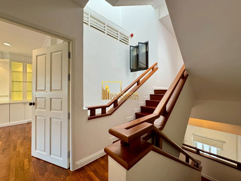 รูป Spacious 3 Bed Townhouse With Pool Access in Ekkamai Area - BR8731TH - รูปที่ 18/59