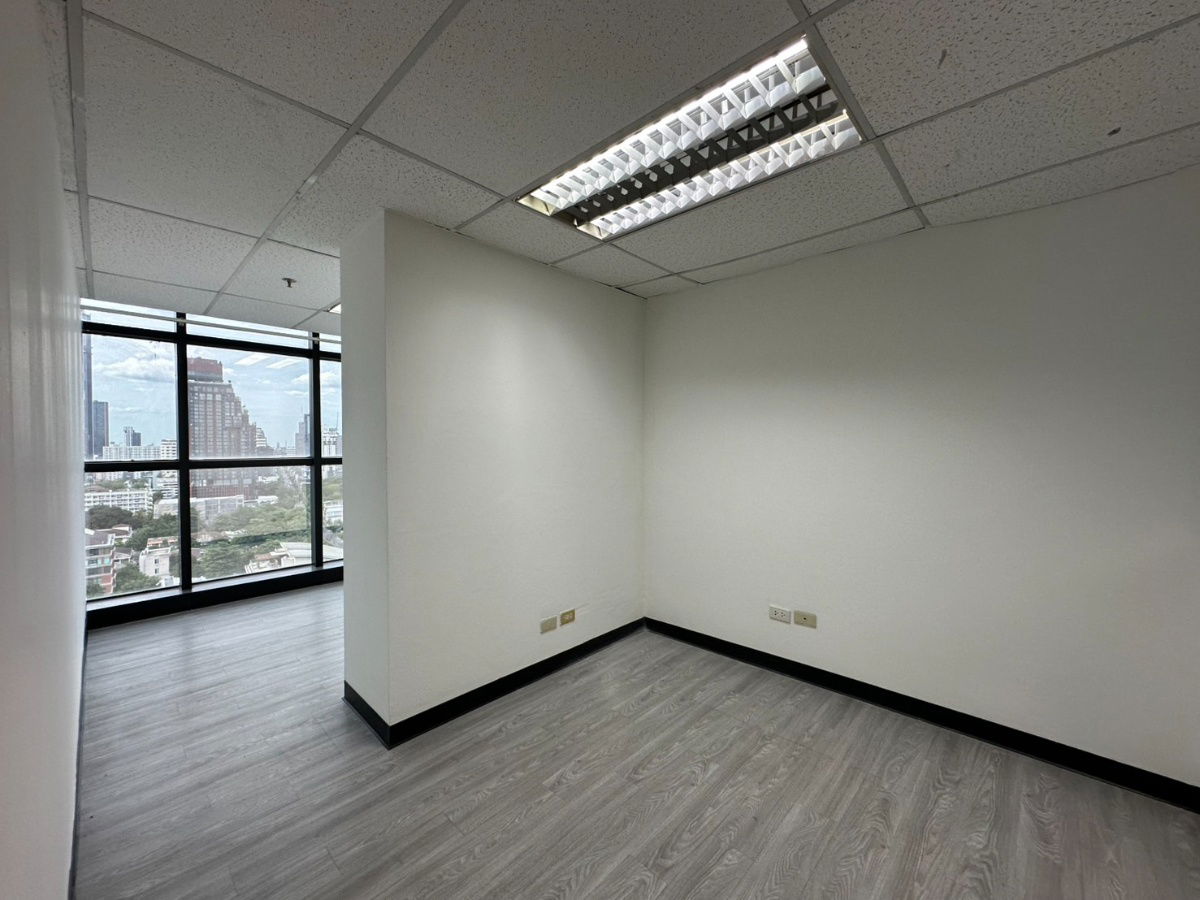 picture Bangkok Fully Fitted Office for Rent Sukhumvit Road Near BTS Ekkamai BRE25373 - 6/7