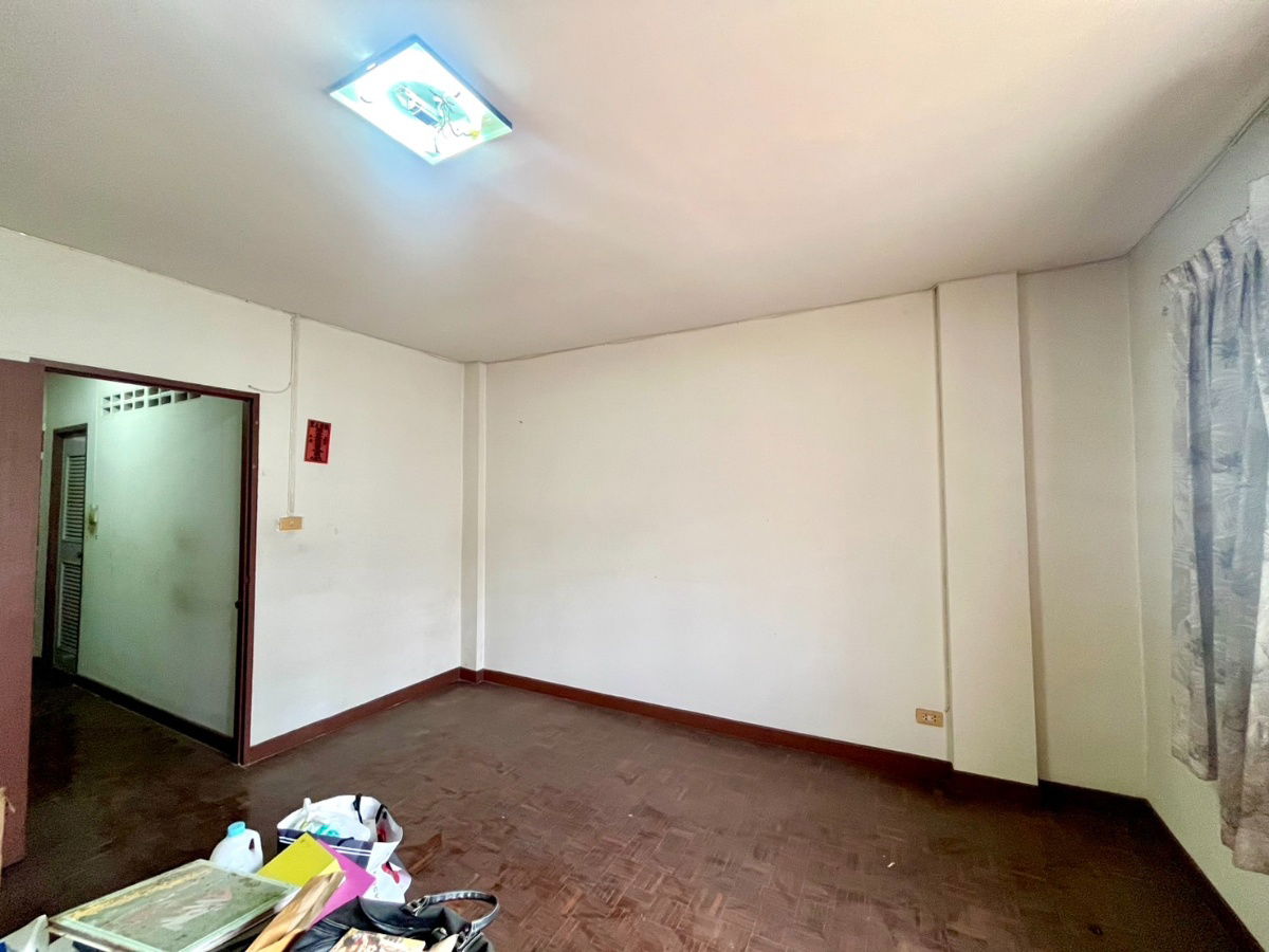 รูป โอกาสมีบ้านในฝันอยู่ทางนี้!!! ขาย ทาวน์โฮม 3 ชั้น 4 ห้องนอน ในซอยจรัญฯ75 รีโนเวทไม่เยอะ โครงสร้างแข็งแรงมาก! ทำเลดี ติดทั้งถนนจรัญฯ และถนนสิรินธร - รูปที่ 11/23