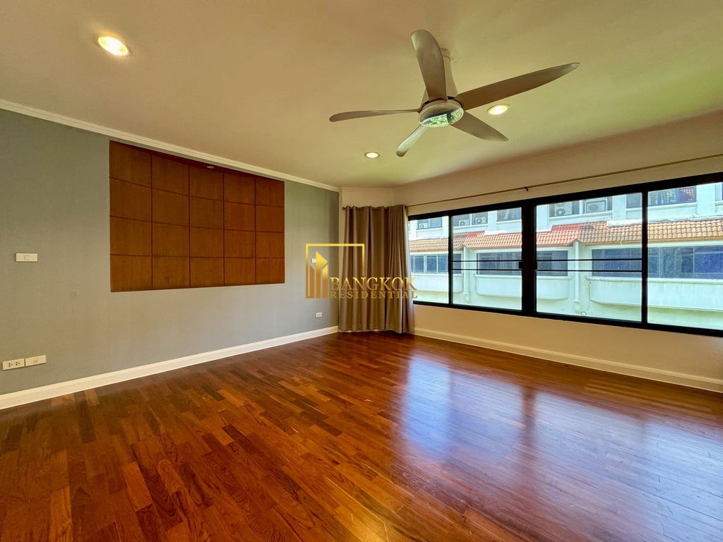 รูป Spacious 3 Bed Townhouse With Pool Access in Ekkamai Area - BR8731TH - รูปที่ 25/59