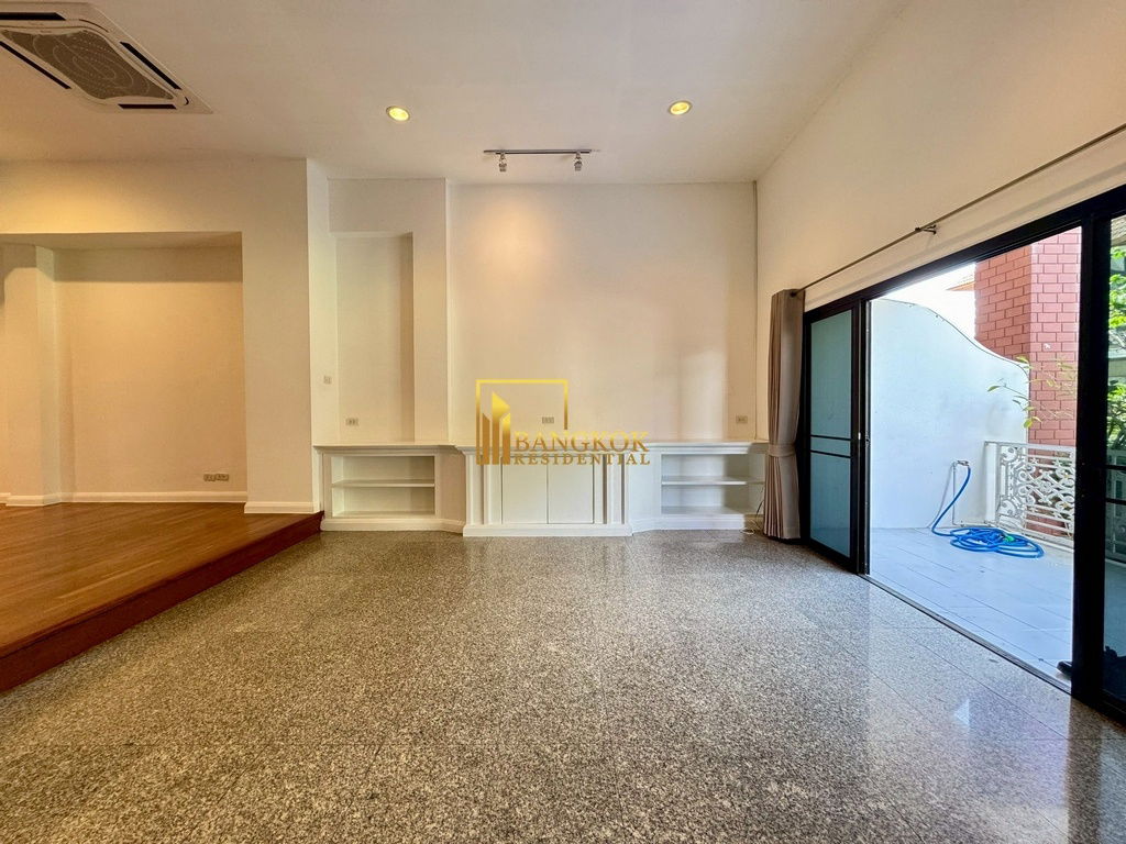 รูป Spacious 3 Bed Townhouse With Pool Access in Ekkamai Area - BR8731TH - รูปที่ 11/59