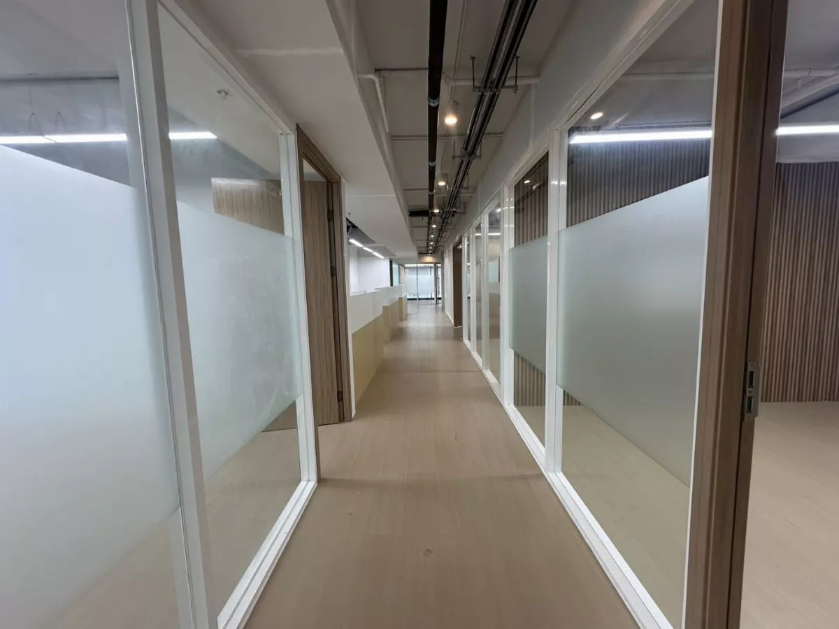 picture Modern 450 sqm Office for Rent Near BTS Ekkamai, Sukhumvit Road BRE25376 - 3/18