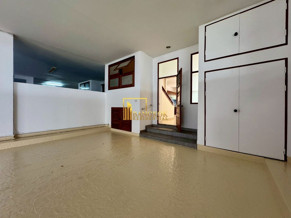 รูป Spacious 3 Bed Townhouse With Pool Access in Ekkamai Area - BR8731TH - รูปที่ 4/59