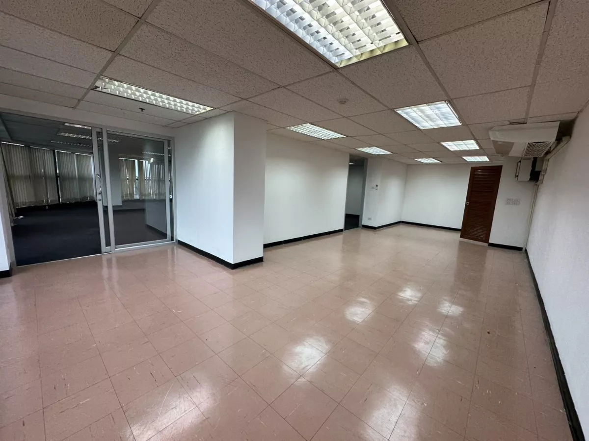 picture Bangkok Fully Fitted Office for Rent Sukhumvit Road Near BTS Ekkamai BRE25374 - 10/11