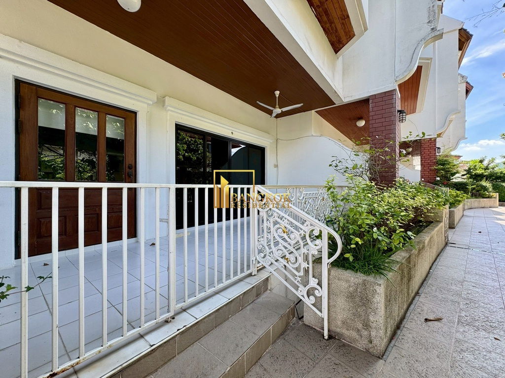 รูป Spacious 3 Bed Townhouse With Pool Access in Ekkamai Area - BR8731TH - รูปที่ 12/59