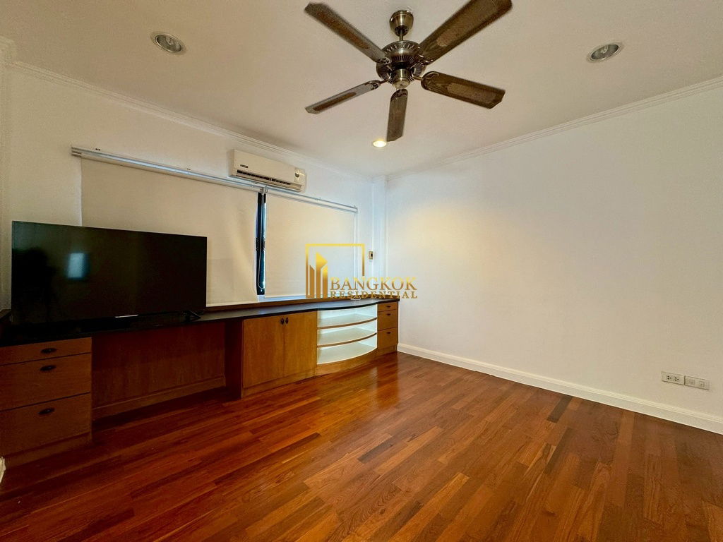 รูป Spacious 3 Bed Townhouse With Pool Access in Ekkamai Area - BR8731TH - รูปที่ 32/59
