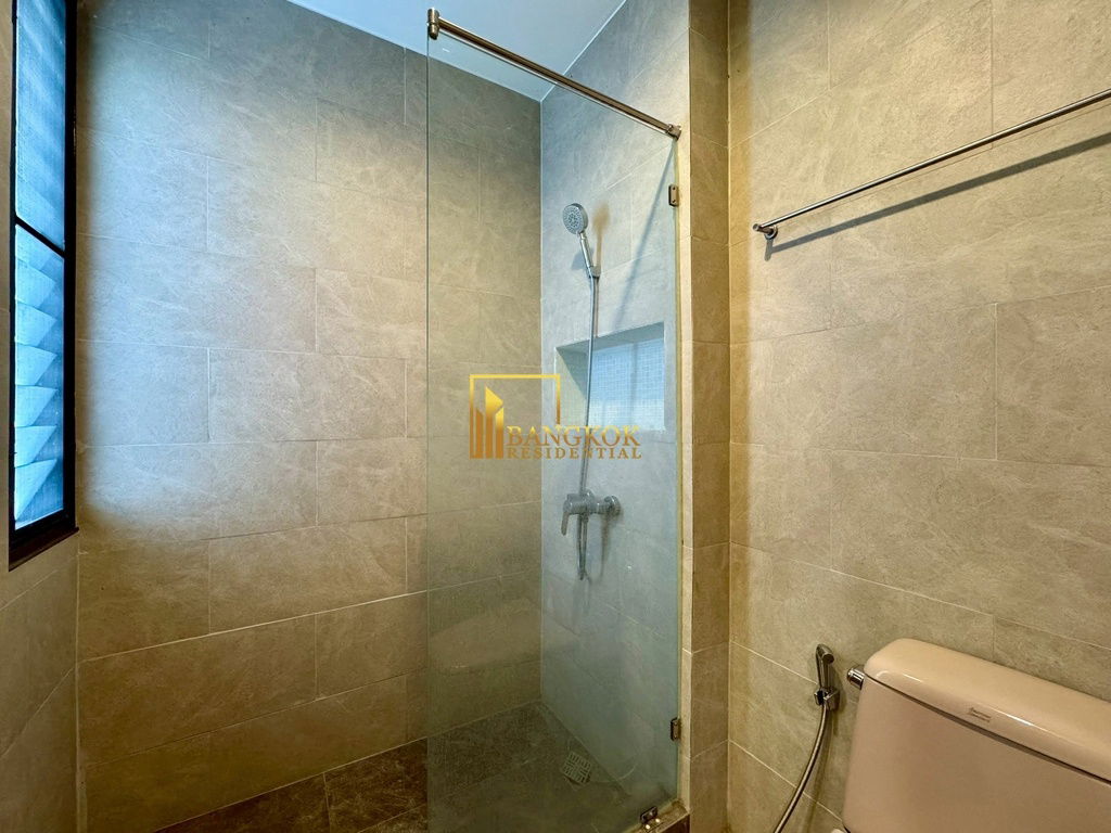 รูป Spacious 3 Bed Townhouse With Pool Access in Ekkamai Area - BR8731TH - รูปที่ 36/59