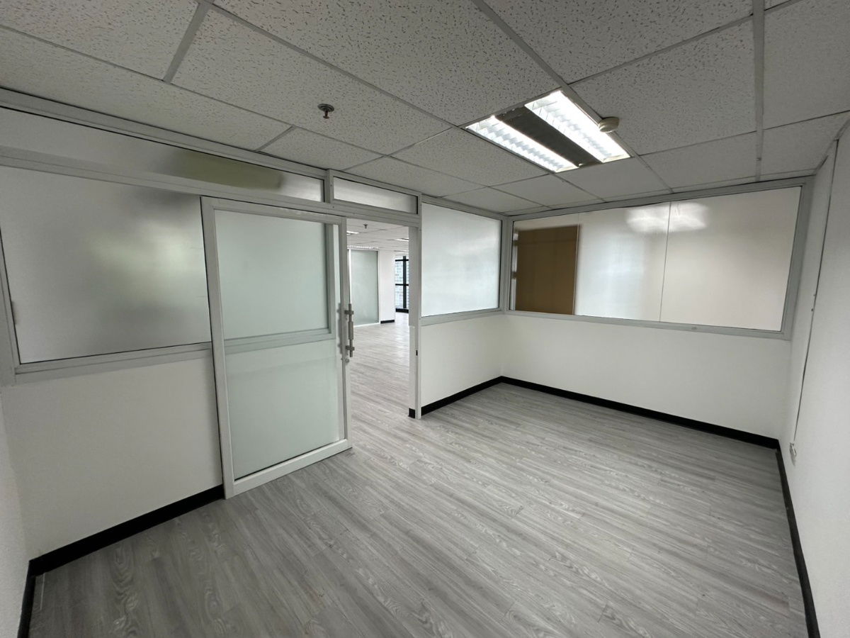 picture Bangkok Fully Fitted Office for Rent Sukhumvit Road Near BTS Ekkamai BRE25373 - 7/7