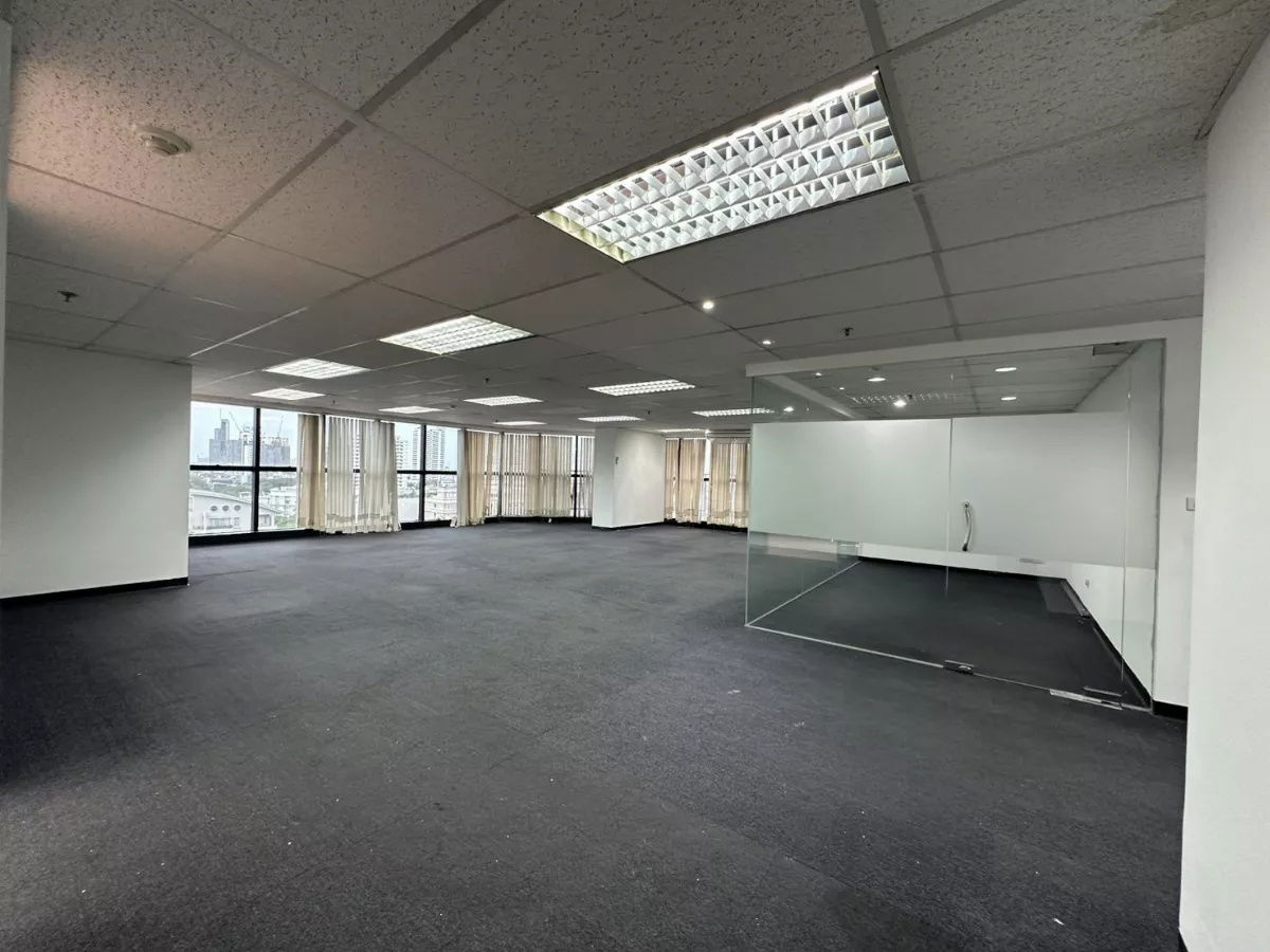 picture Bangkok Fully Fitted Office for Rent Sukhumvit Road Near BTS Ekkamai BRE25374 - 2/11