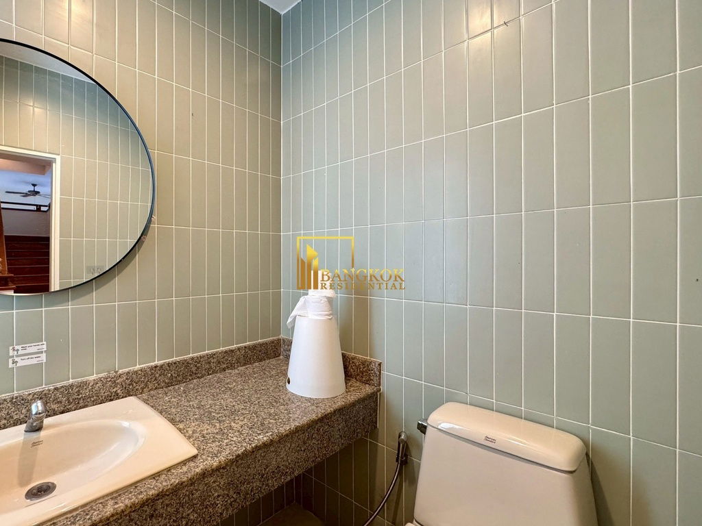 รูป Spacious 3 Bed Townhouse With Pool Access in Ekkamai Area - BR8731TH - รูปที่ 16/59