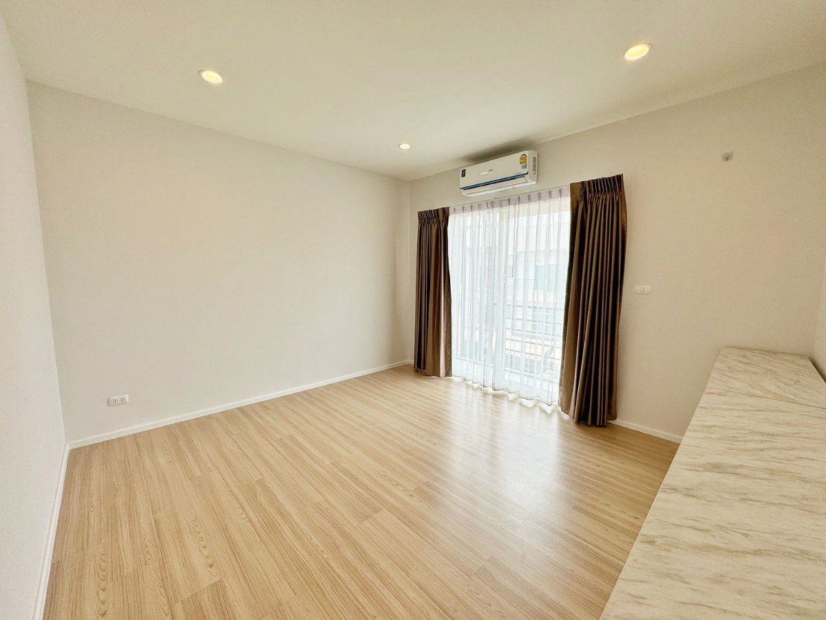 รูป ซื้อ ขาย  ทาวน์โฮม บ้านกลางเมือง สวนหลวง — ใกล้ถนนพัฒนาการ ศรีนครินทร์ ทางด่วน และรถไฟฟ้า เดินทางสะดวก เหมาะกับชีวิตเมือง  Line ID : @951qfbfi - รูปที่ 10/11