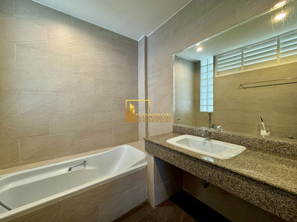 รูป Spacious 3 Bed Townhouse With Pool Access in Ekkamai Area - BR8731TH - รูปที่ 44/59