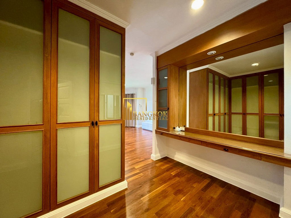 รูป Spacious 3 Bed Townhouse With Pool Access in Ekkamai Area - BR8731TH - รูปที่ 29/59
