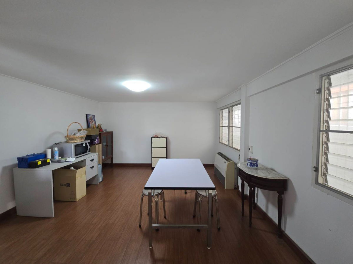 รูป บ้านเดี่ยว 2 ชั้น พื้นไม้สักแท้ Renovate ใหม่ทั้งหลังพร้อมที่จอดรถ 5คัน ,หมู่บ้านเมืองทอง 2/2 ,ที่ดิน 100  ตร.วา ,พื้นที่ใช้สอย 338 ตร.ม - รูปที่ 17/18