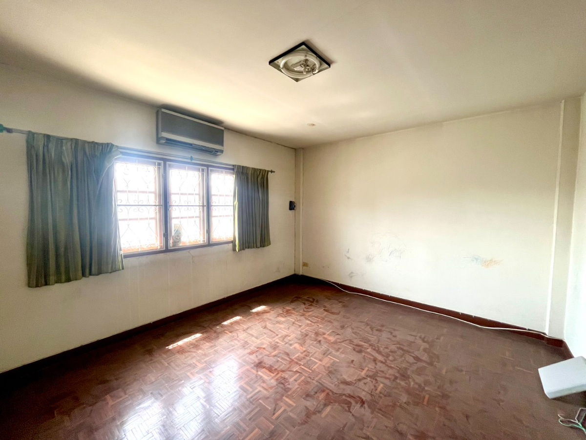 รูป โอกาสมีบ้านในฝันอยู่ทางนี้!!! ขาย ทาวน์โฮม 3 ชั้น 4 ห้องนอน ในซอยจรัญฯ75 รีโนเวทไม่เยอะ โครงสร้างแข็งแรงมาก! ทำเลดี ติดทั้งถนนจรัญฯ และถนนสิรินธร - รูปที่ 15/23