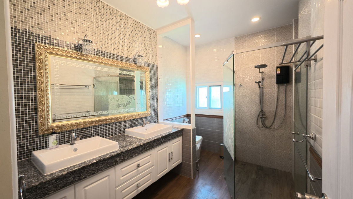 รูป Luxury Home ใกล้ชายหาดบางแสน ทำเลพรีเมียม ตกแต่งพร้อมเข้าอยู่  - รูปที่ 12/22