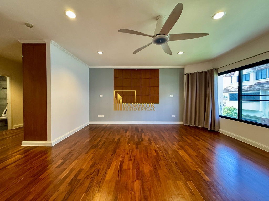 รูป Spacious 3 Bed Townhouse With Pool Access in Ekkamai Area - BR8731TH - รูปที่ 26/59