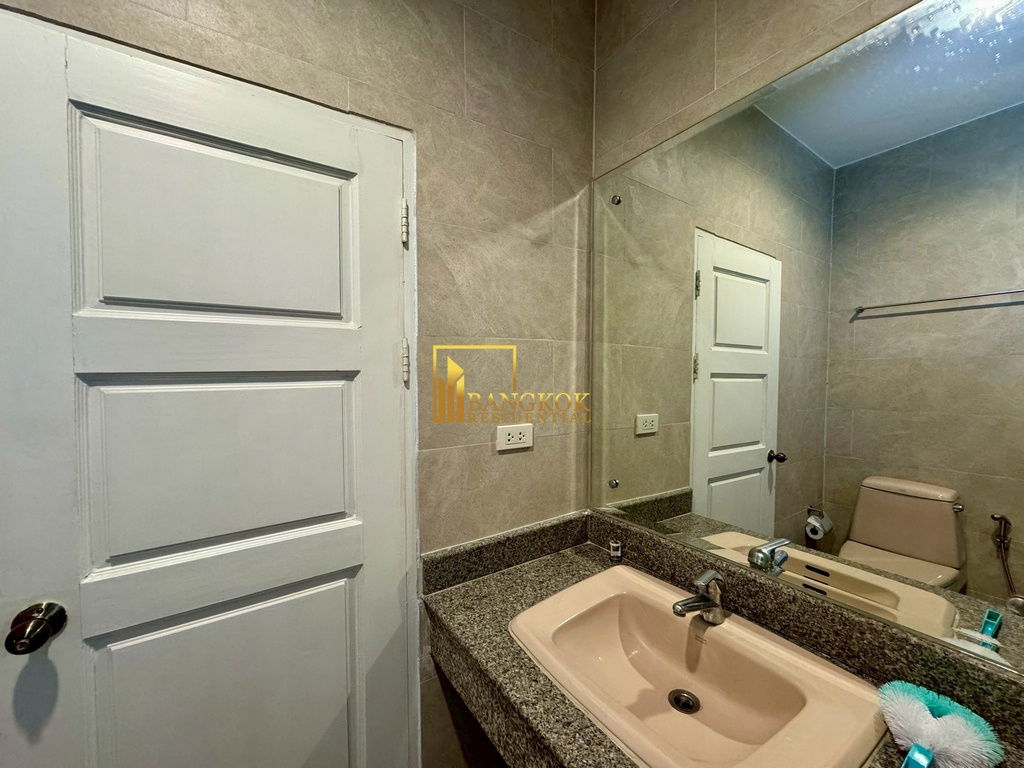 รูป Spacious 3 Bed Townhouse With Pool Access in Ekkamai Area - BR8731TH - รูปที่ 35/59