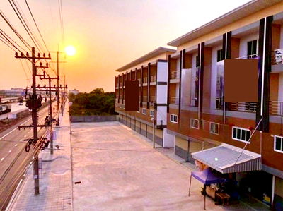 Shophouses for rent วิทยาลัยเทคนิคราชสิทธาราม : Samut Sakhon Industrial Estate 4.5 km. PTT Rama 2 Km.35 Thonburi-Pak Tho Samut Sakhon Hospital 3.6 k