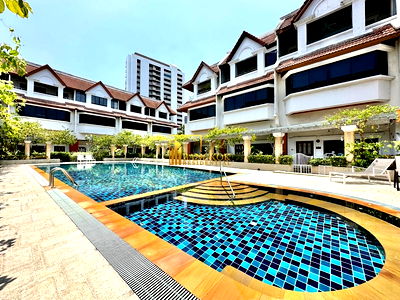 เช่าทาวน์โฮม ม.ศรีนครินทรวิโรฒ วิทยาเขตประสานมิตร : Spacious 3 Bed Townhouse With Pool Access in Ekkamai Area - BR8731TH