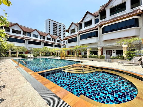 Spacious 3 Bed Townhouse With Pool Access in Ekkamai Area - BR8731TH