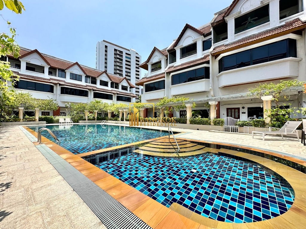รูป Spacious 3 Bed Townhouse With Pool Access in Ekkamai Area - BR8731TH - รูปที่ 1/59