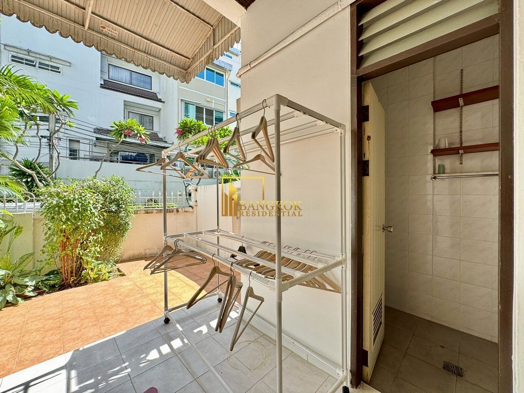 รูป Spacious 3 Bed Townhouse With Pool Access in Ekkamai Area - BR8731TH - รูปที่ 48/59