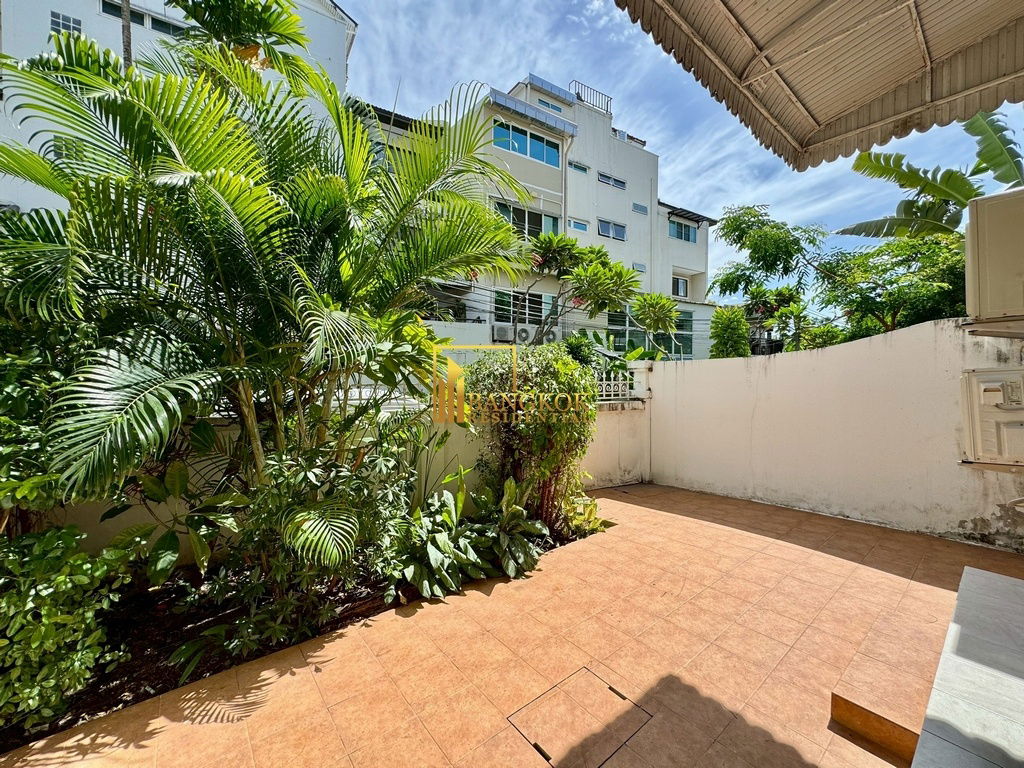 รูป Spacious 3 Bed Townhouse With Pool Access in Ekkamai Area - BR8731TH - รูปที่ 46/59