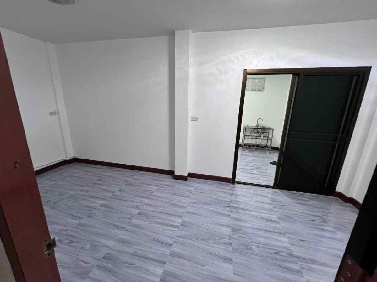 รูป ขายทาวน์เฮ้า 2ชั้น ขนาด 2 ห้องนอน 2 ห้องน้ำ ที่ดิน 24 ตรว.   หมู่บ้าน บ้านนำโชค ซอยเพชรเกษม58 ถนนพุทธมณฑลสาย1  - รูปที่ 5/26