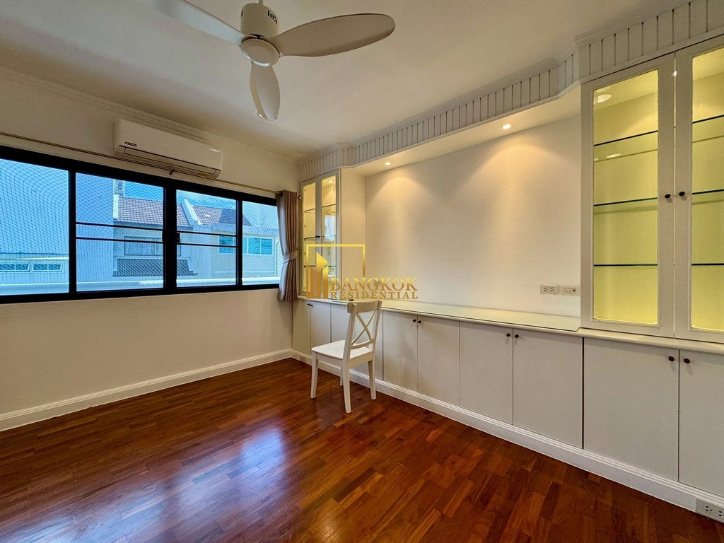 รูป Spacious 3 Bed Townhouse With Pool Access in Ekkamai Area - BR8731TH - รูปที่ 19/59